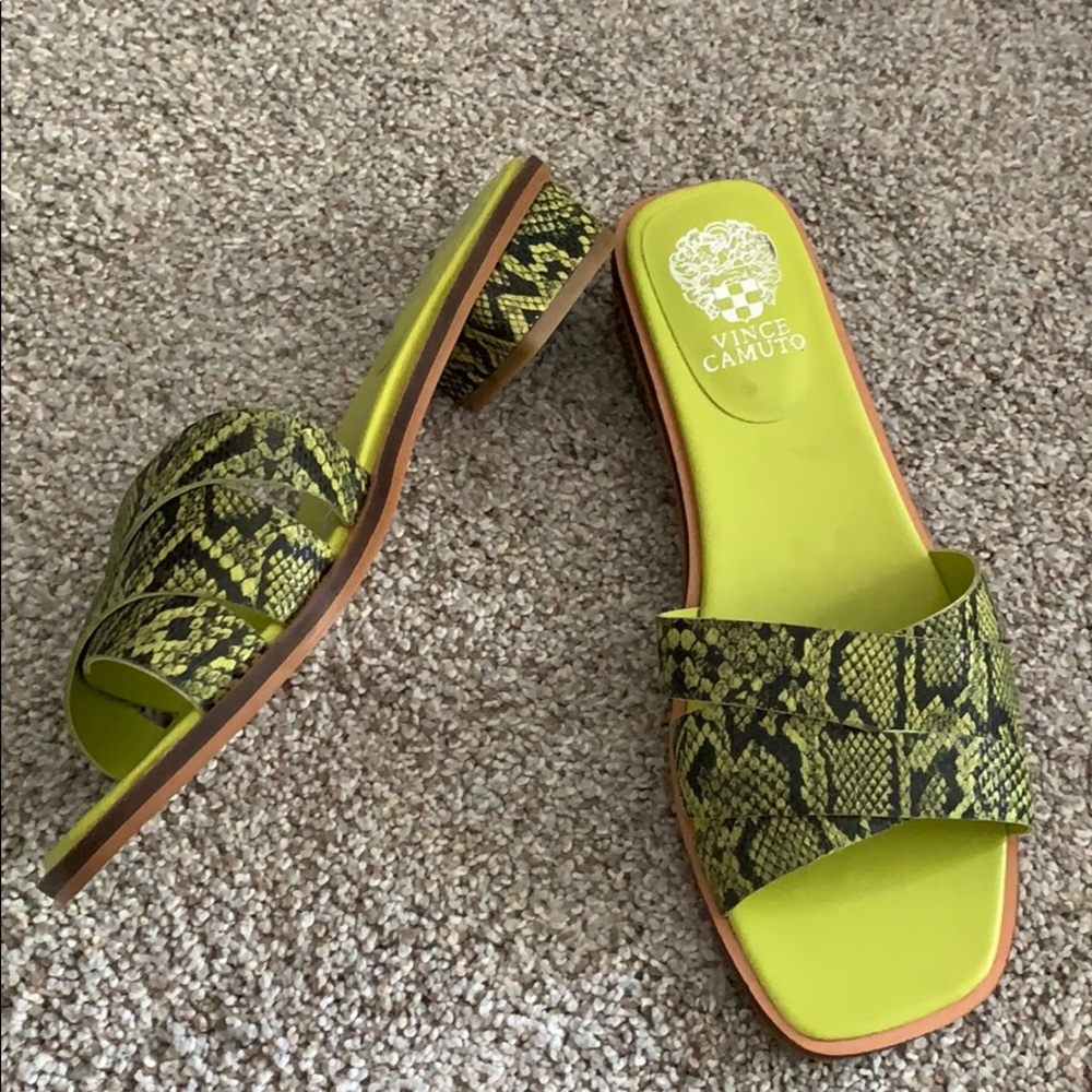 New Vince Camuto Yellow Snakeskin Pattern Sandals